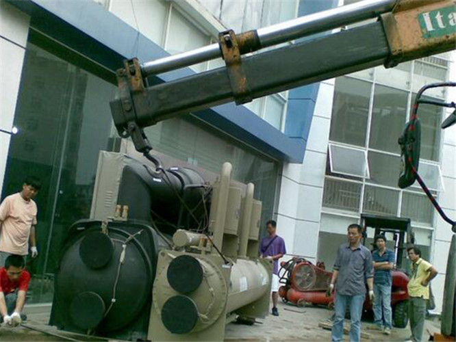 瓦房店市随车吊和汽车吊的核心区别是什么？哪种更省钱？